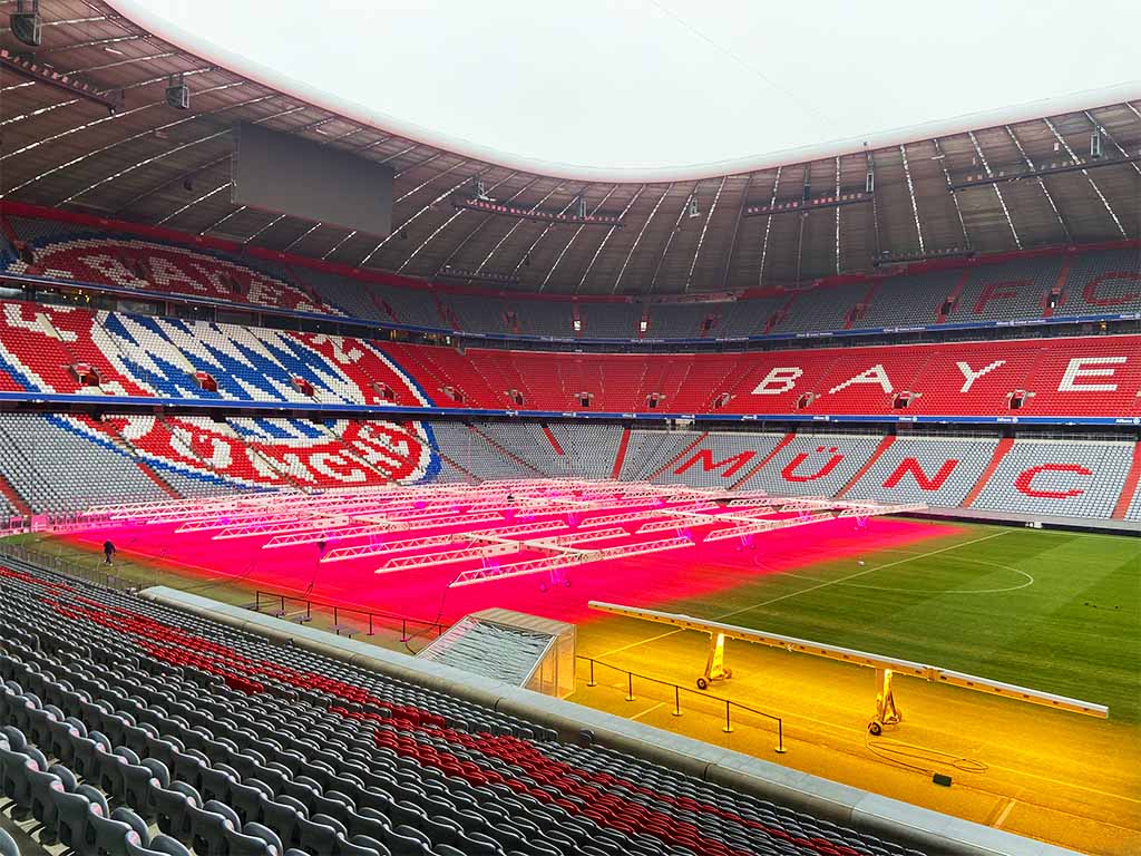 Nine SGL LED440 grow lights and one LU120 HPS grow light on the pitch of the Allianz Arena, home of FC Bayern München.
